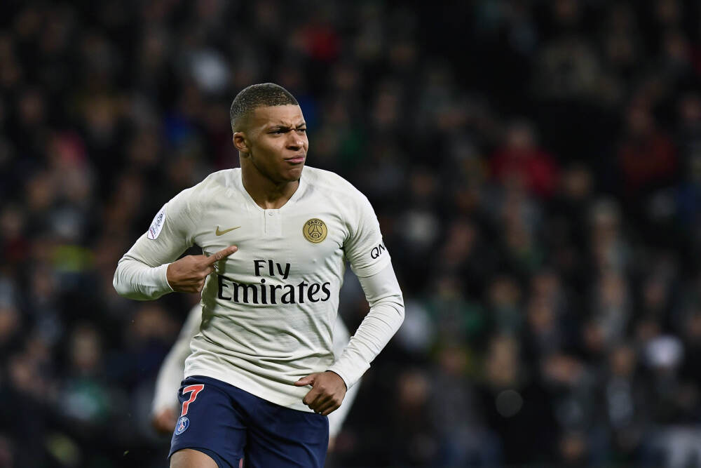 中国最大超高海拔山地光伏电站投产发电